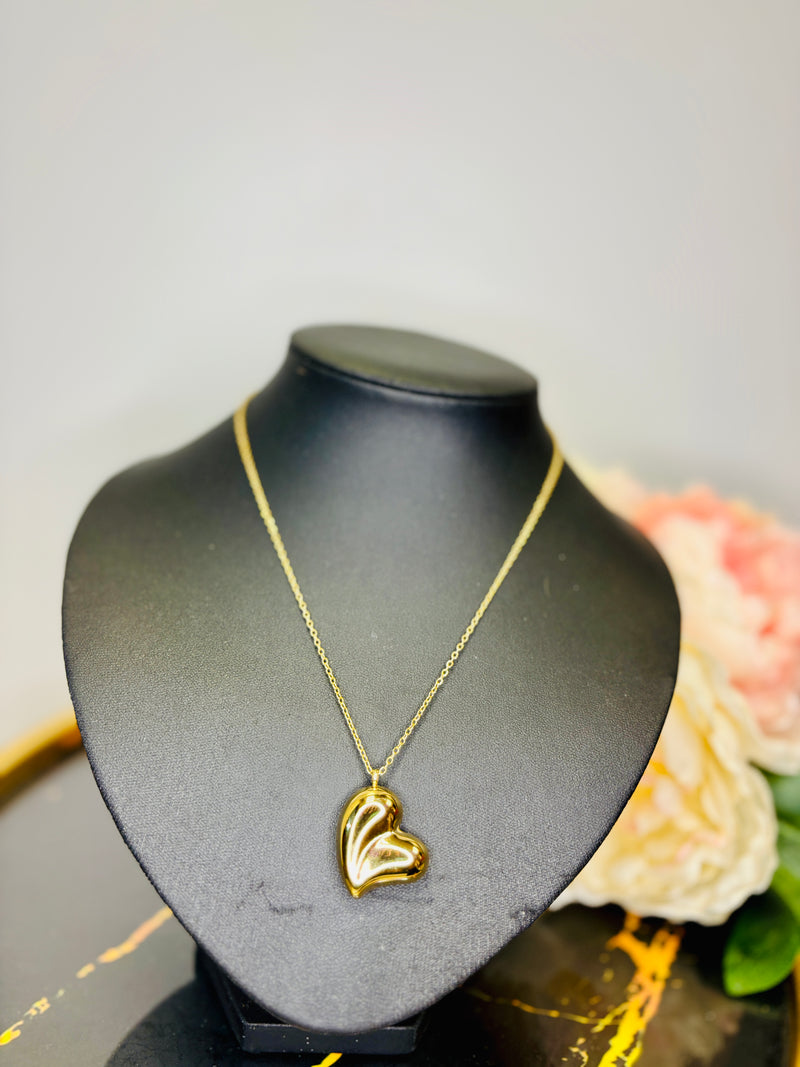 COLLIER LOVE
